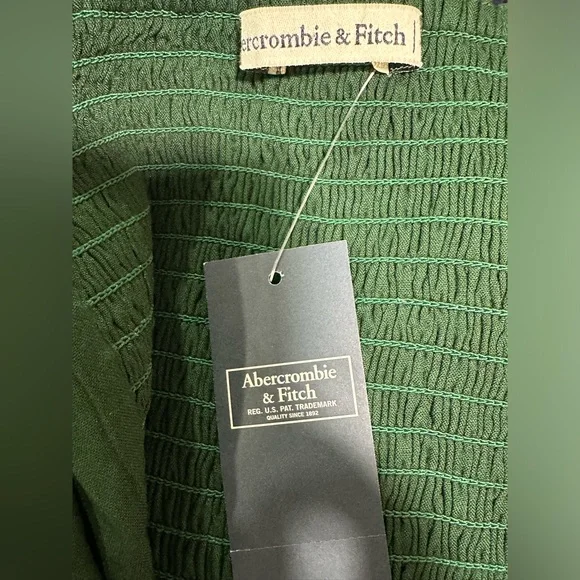 NWT Abercrombie & Fitch Women's Green Blouse with floral pattern.
Size: Médium - Picture 7 of 8